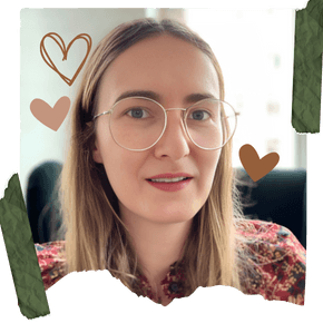 Ein Bild der Gründerin von Glow Coach: Eine junge Frau mit Brille